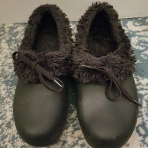 Crocs fleece lined shoes